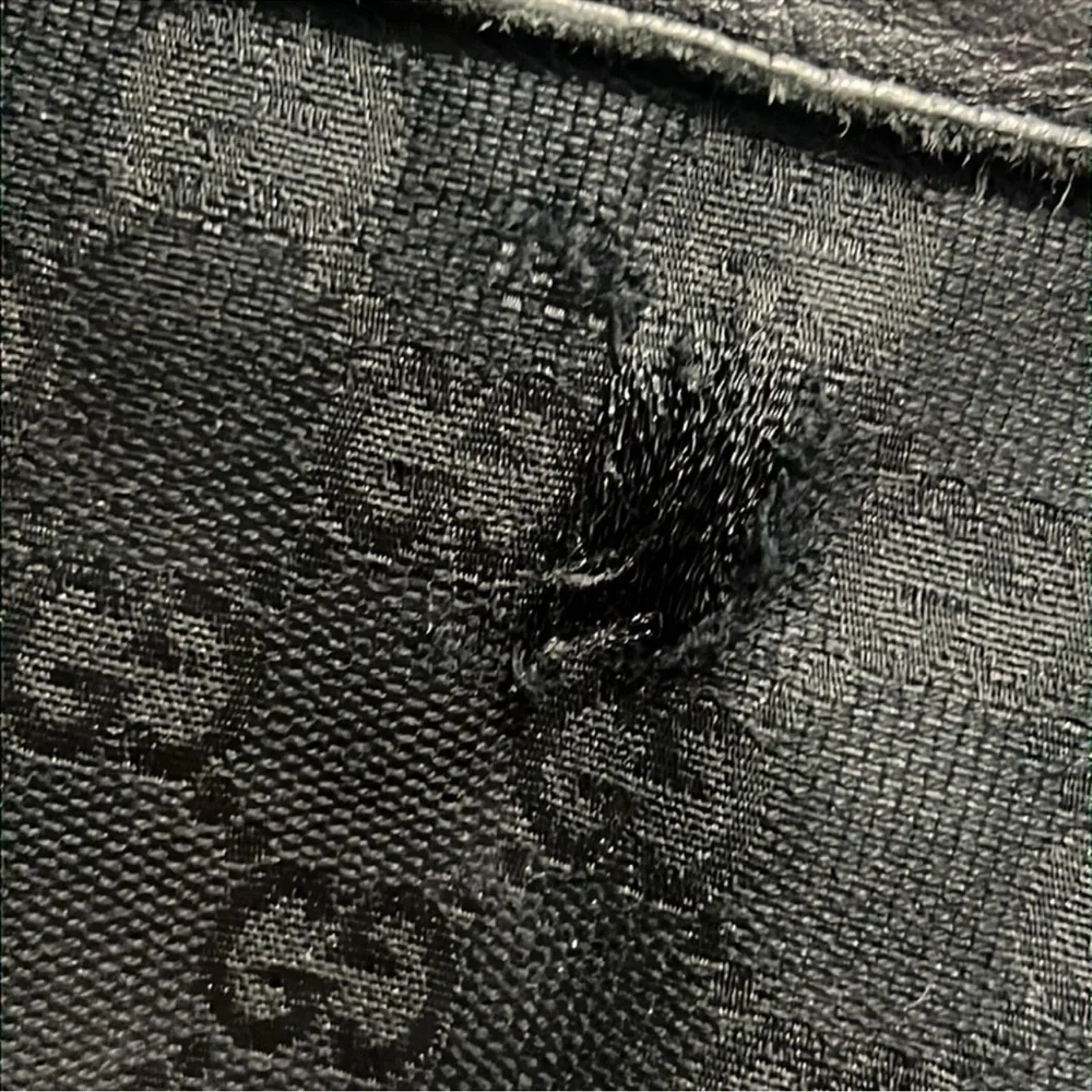 Authentic Gucci luxury designer GG signature canvas & leather messenger bag
